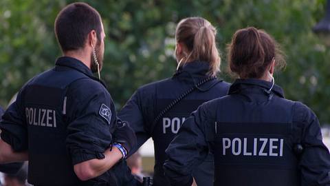 Polizeibeamte bei einem Einsatz - Foto: PT_Fotografi/iStock