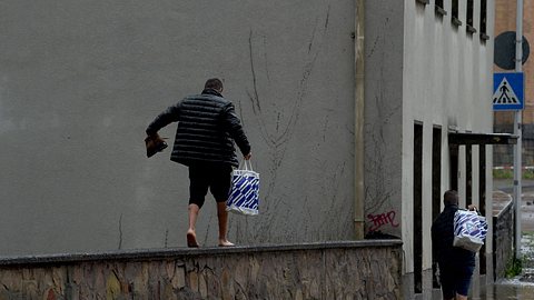 Nach dem Unwetter soll es zu Plünderungen gekommen sein. - Foto: Getty Images/  INA FASSBENDER/AFP