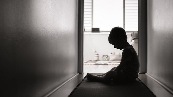 Trauriger Junge sitzt alleine auf dem Boden - Foto: kieferpix/iStock 