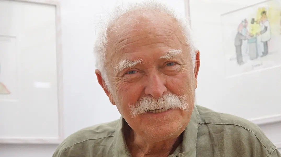 Älterer Herr mit weißem Haar lächelt in die Kamera. - Foto: IMAGO / Alexander Gonschior Älterer Herr mit weißem Haar lächelt in die Kamera. - Foto: IMAGO / Alexander Gonschior