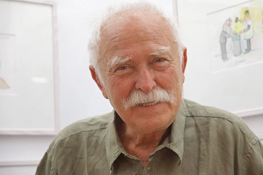 Horst Eckert Janosch 95. Geburtstag Älterer Herr mit weißem Haar lächelt in die Kamera.