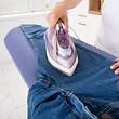 Hosen bügeln leichtgemacht: Mit unseren Tipps und Tricks geht es leichter und schneller! - Foto: iStock
