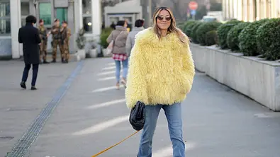 Streetstyle Foto: Frau mit Jeans - Foto: IMAGO / ABACAPRESS