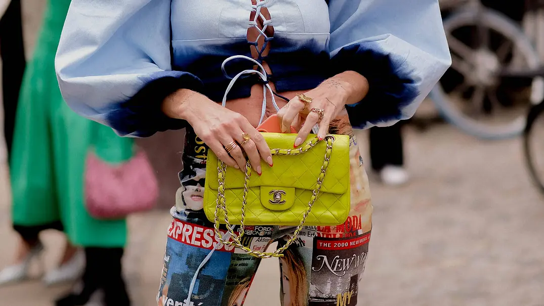 Frau mit bunter Hose hält eine Tasche - Foto:  IMAGO / ABACAPRESS