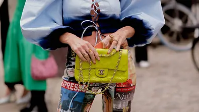 Frau mit bunter Hose hält eine Tasche - Foto:  IMAGO / ABACAPRESS