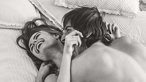 Frau und Mann liegen zusammen im Bett und lachen. - Foto: iStock/oleg66