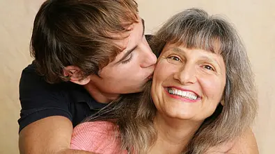 hotel mama sohn ausziehen start - Foto: lisafx / iStock