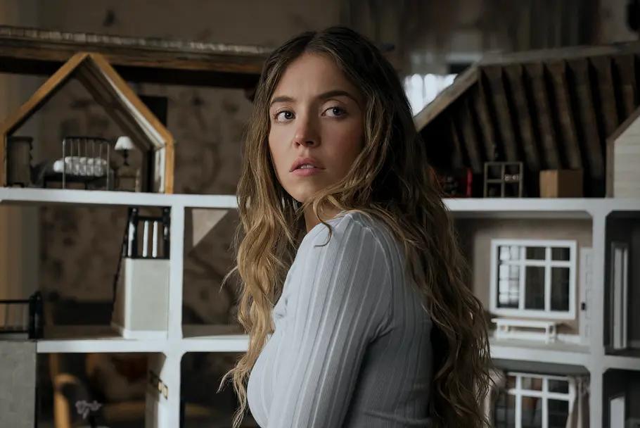 Sydney Sweeney spielt auch in „The Housemaid’s Secret“ Millie.