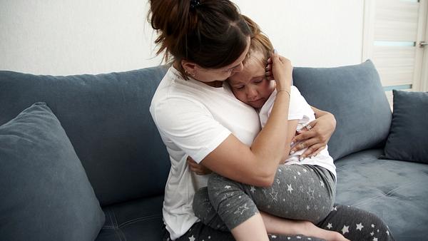 Hüftschnupfen betrifft Kinder und nur selten Erwachsene. (Symbolbild) - Foto: Anastasiia Korotkova/iStock