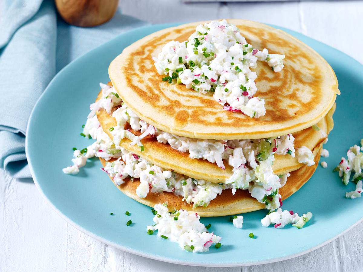 Pfannkuchenturm mit Hüttenkäse.