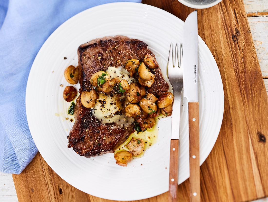 Huftsteaks mit Gorgonzola und Pilzen Huftsteaks mit Gorgonzola und Pilzen