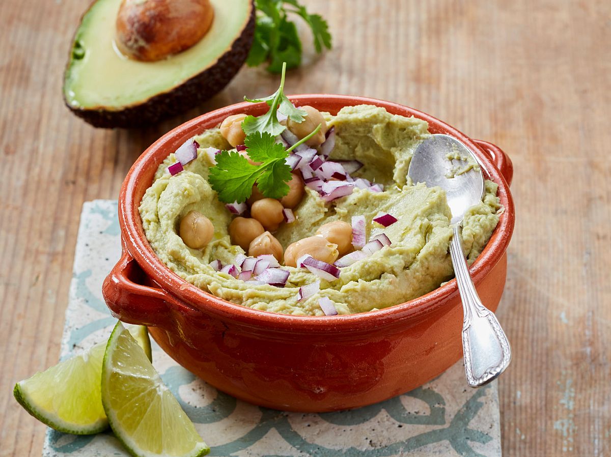 Die Konsistenz von Hummus harmoniert perfekt mit Avocado.