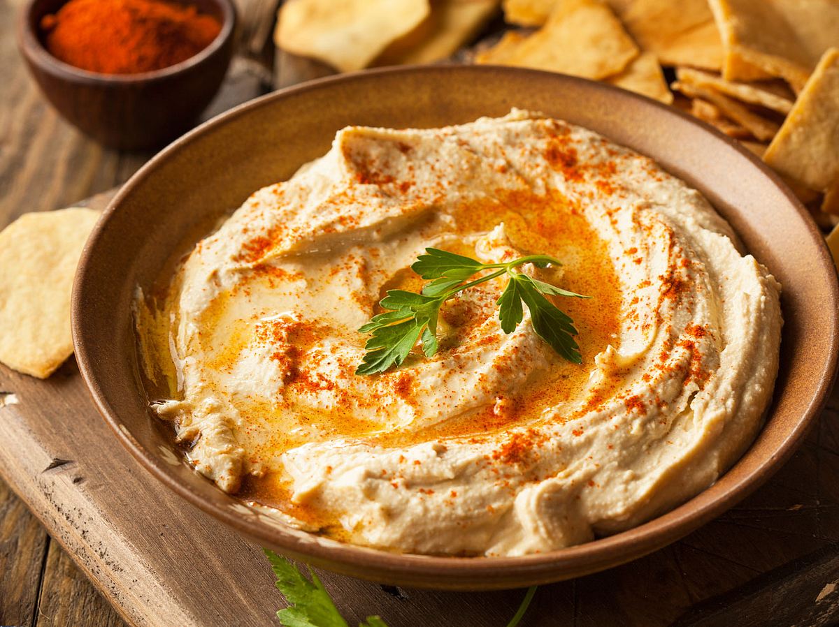 Hummus ist ein sehr leckerer Dip aus Kichererbsen. Die orientalische Spezialität ist ein super Dip für ein vegetarisches oder veganes Raclette!