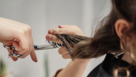 Zu feines Haar? Dann ist der pflegeleichte Hush Cut die perfekte Frisur für dich! - Foto: SBenitez/Getty Images (Themenbild)