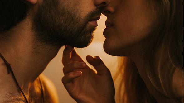 Mann und Frau küssen sich fast - Foto: proud_natalia/iStock