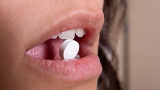 Schmerzmittel wie Ibuprofen und Sport: Einfach mal eine Tablette nehmen und gut ist? Das ist keine gute Idee. (Themenbild) - Foto: Kadir bolukcu/iStock