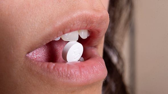 Schmerzmittel wie Ibuprofen und Sport: Einfach mal eine Tablette nehmen und gut ist? Das ist keine gute Idee. (Themenbild) - Foto: Kadir bolukcu/iStock
