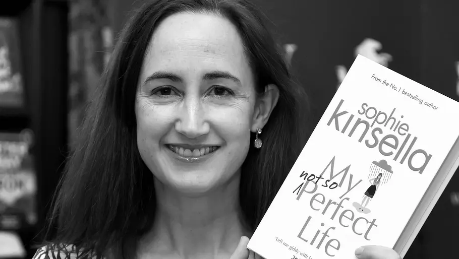 Ihre Krankheit verarbeitete Kinsella 2024 in ihrem letzten Buch. Sophie Kinsella bei einer Signierstunde im Jahr 2017. Schwarz-Weiß-Bild, Kinsella lächelt in die Kamera.