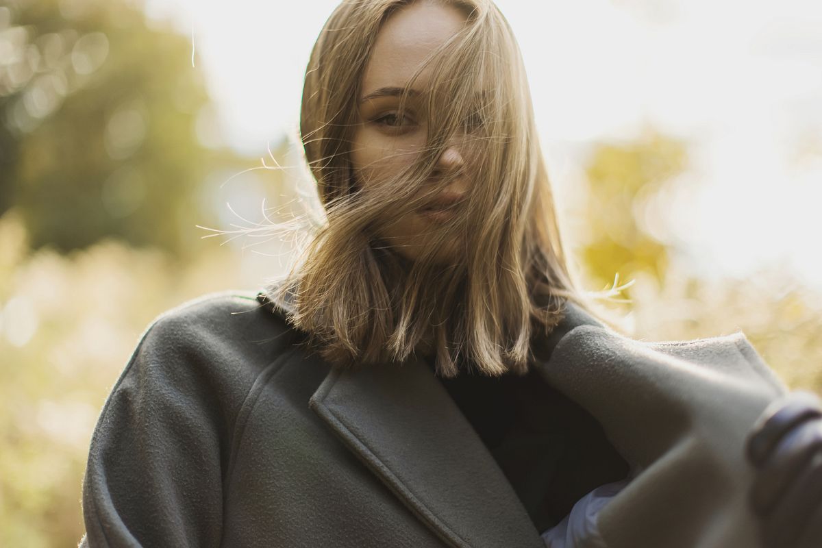 Eine junge Frau im natürlichen Look (Themenbild)