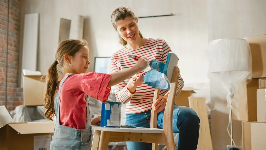 ikea Hacks fürs Kinderzimmer Mutter und Tochter bemalen gemeinsam einen Stuhl