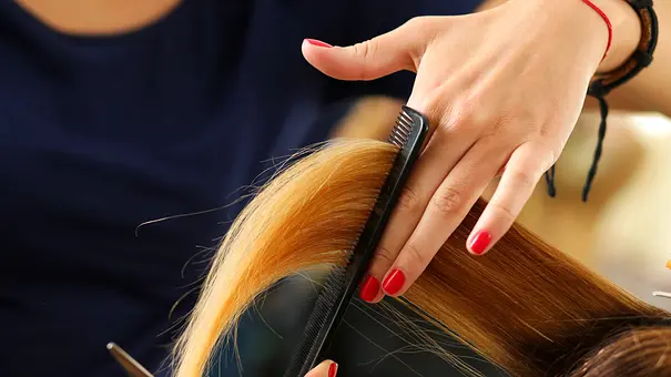 Langes blondes Haar wird beim Friseur geschnitten (Themenbild) - Foto: istock/megaflopp Langes blondes Haar wird beim Friseur geschnitten (Themenbild) - Foto: istock/megaflopp