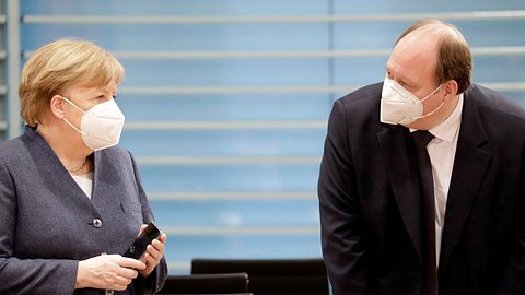 Angela Merkel und Helge Braun sind angesichts möglicher Lockerungen skeptisch. - Foto: IMAGO / Jens Schicke