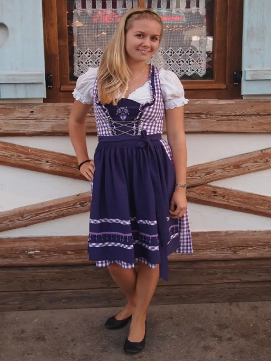 im herzigen dirndl von c a zeigte sich muenchnerin yvonne von ihrer schokoladen seite