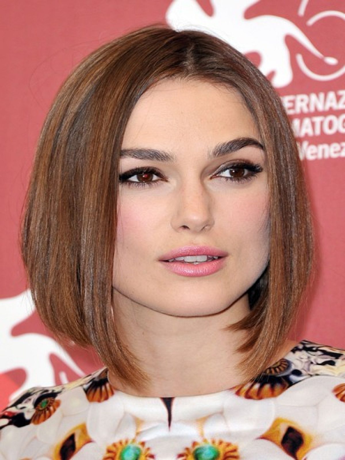 im september1 trug keira knightley beim filmfestival in venedig einen geglaetteten bob zum fototermin