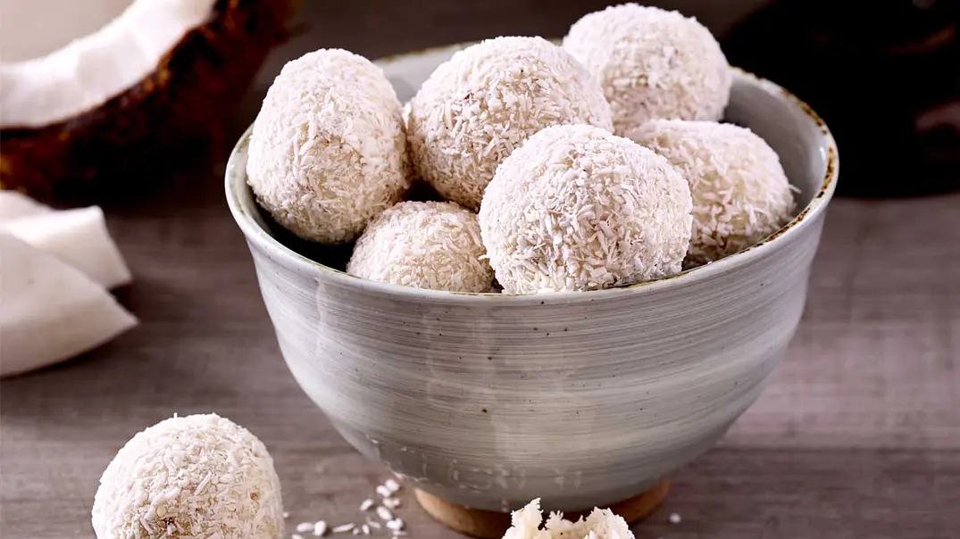 Schmecken nach Urlaub und kommen ganz ohne Zucker aus: Die zuckerfreien Kokoskugeln mit Mandelkern. - Foto: Bauer Media Group