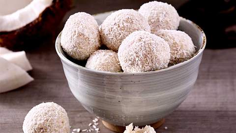 Schmecken nach Urlaub und kommen ganz ohne Zucker aus: Die zuckerfreien Kokoskugeln mit Mandelkern. - Foto: Food & Foto Experts