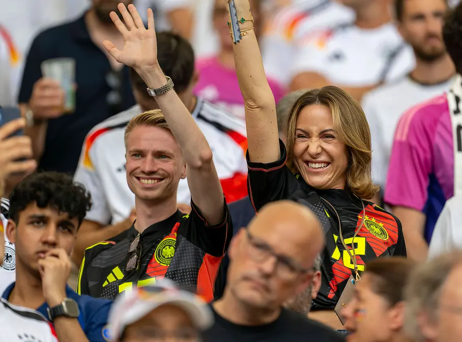 Charlotte Baumann feuert Ehemann Oliver Baumann an, auch wenn er nicht im Tor steht Charlotte Baumann feuert Ehemann Oliver Baumann an, auch wenn er nicht im Tor steht