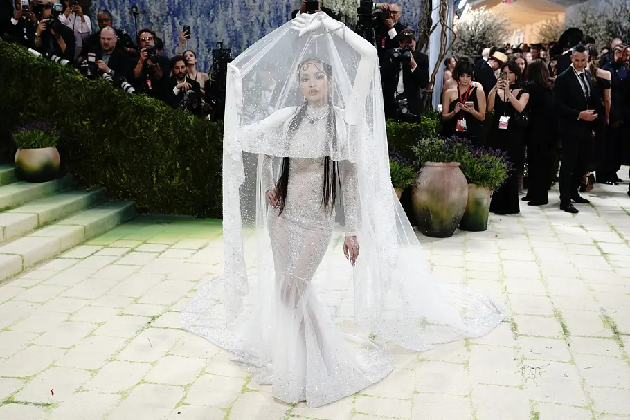 Lisa in Robert Wun