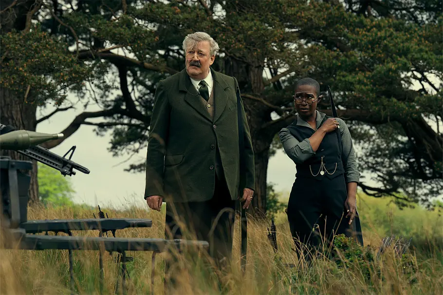 Stephen Fry als Gilbert und Vivienne Acheampong als Lucienne.