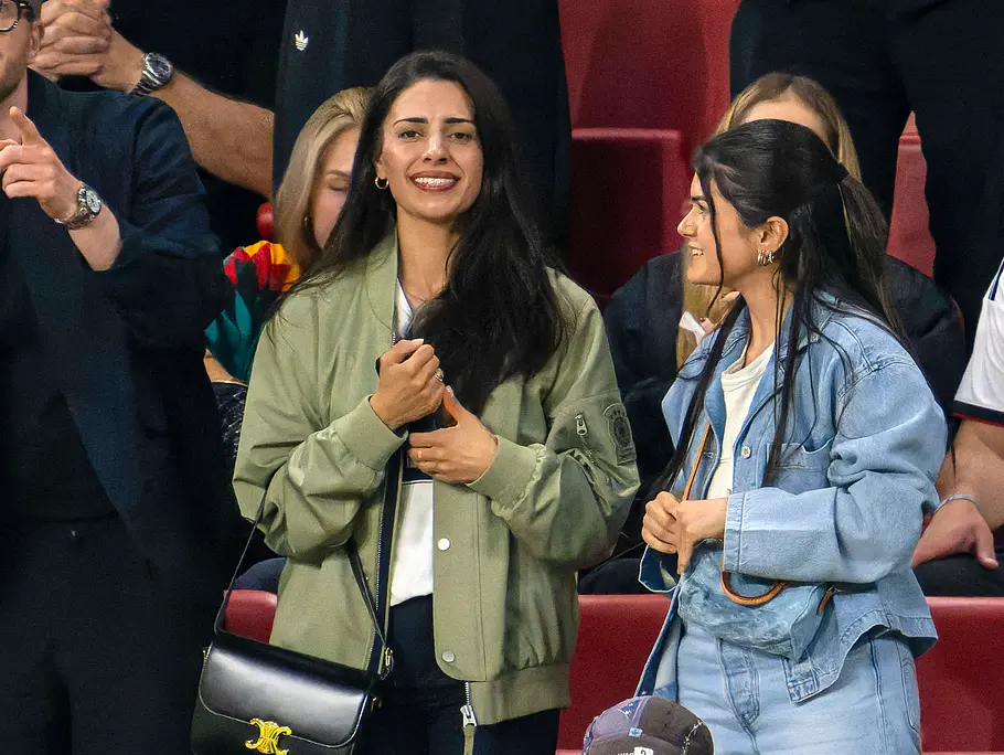 Tanja Undav feuert Ehemann Deniz Undav im Stadion an Tanja Undav feuert Ehemann Deniz Undav im Stadion an