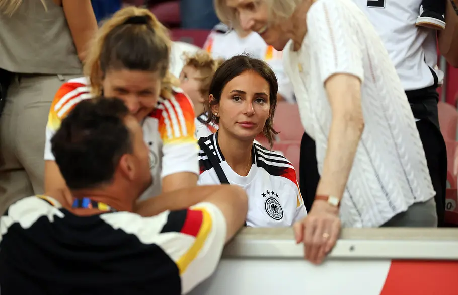 Jenni Anton, die Frau von Waldemar Anton im Stadion Jenni Anton, die Frau von Waldemar Anton im Stadion