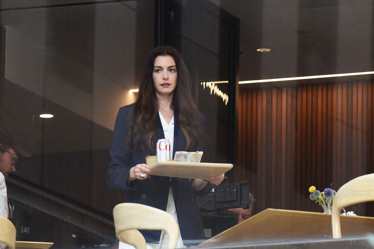 Anne Hathaway und Stanley Tucci bei den Dreharbeiten von Der Teufel trägt Prada 2 in New York.