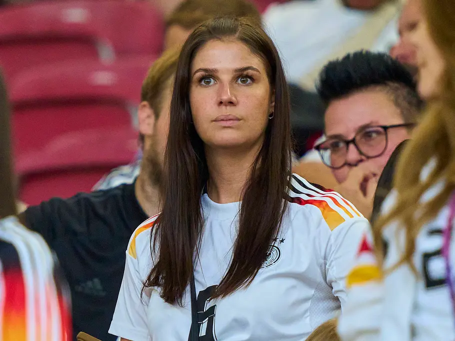 Lina Kimmich, Ehefrau von DFB-Kapitän Joshua Kimmich verfolgt die Spiele ihres Mannes live Lina Kimmich, Ehefrau von DFB-Kapitän Joshua Kimmich verfolgt die Spiele ihres Mannes live