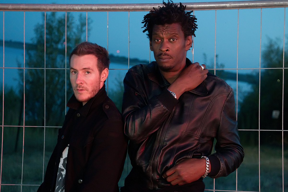 Der Name „Massive Attack“ hat eine doppelte Bedeutung: Wörtlich übersetzt aus dem Englischen bedeutet er „massiver Angriff“