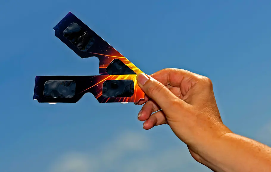 Sonnenfinsternisbrillen In der Hand sind zwei Sonnenfinsternisbrillen
