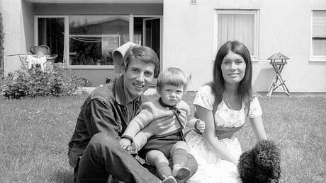 Udo Jürgens mit Ehefrau Panja und Sohn Johnny 1964. - Foto: IMAGO / teutopress