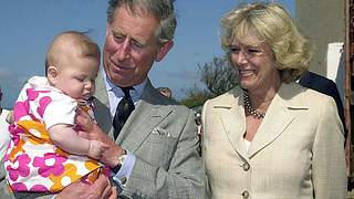 Prinz Charles und Camilla haben mit ihrer anfangs verbotenen Liebe für einige Skandale gesorgt. Gerüchte über ein gemeinsames Kind setzen dem Ganzen nun die Krone auf… - Foto: IMAGO / ZUMA Wire