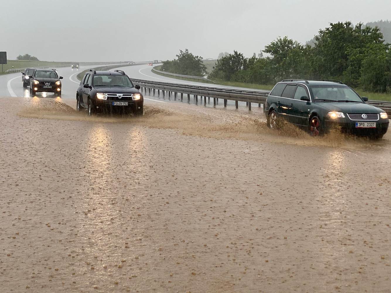 Unwetter in Deutschland: Mann vom Blitz getroffen, Unfälle & Überflutungen Unwetter in Deutschland: Mann vom Blitz getroffen, Unfälle & Überflutungen