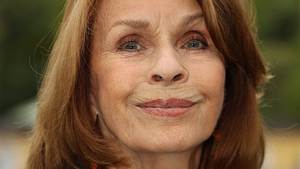 Senta Berger wuchs in armen Verhältnissen auf - dennoch war ihre Kindheit besonders glücklich... - Foto: IMAGO / SKATA