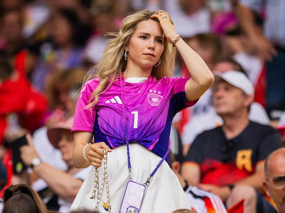 Anika Neuer, Ehefrau von Manuel Neuer, im Stadion beim Spiel Deutschland gegen Dänemark Anika Neuer, Ehefrau von Manuel Neuer, im Stadion beim Spiel Deutschland gegen Dänemark