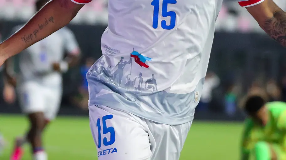 Haiti Trikot Die von der FIFA verbotene Illustration auf dem Haiti-Trikot zeigt eine Kriegsszene.