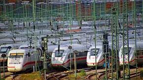 ICEs der Deutschen Bahn stehen auf Gleisen - Foto: IMAGO / Markus Tischler ICEs der Deutschen Bahn stehen auf Gleisen - Foto: IMAGO / Markus Tischler