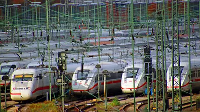 ICEs der Deutschen Bahn stehen auf Gleisen - Foto: IMAGO / Markus Tischler