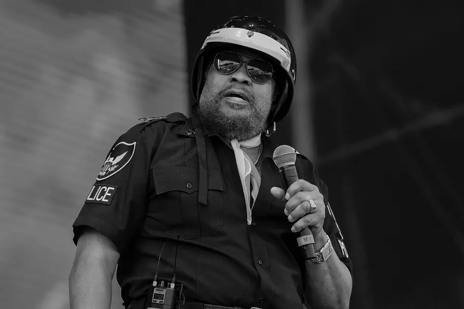 Village People Frontman Victor Willis auf der Bühne Village People Frontman Victor Willis auf der Bühne