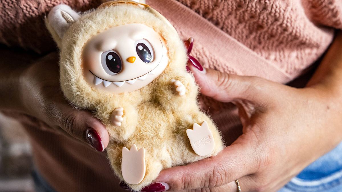 Labubu Figur in der Hand