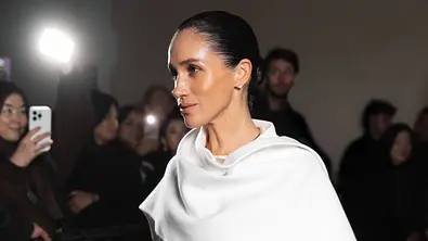 Meghan Markle im weißen Zweiteiler und Sleek Bun - Foto: Imago / Bestimage